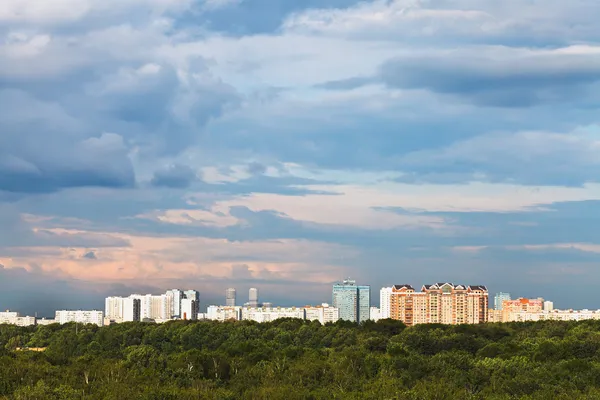Şehir içinde pembe gökyüzünde mavi bulutlar — Stok fotoğraf