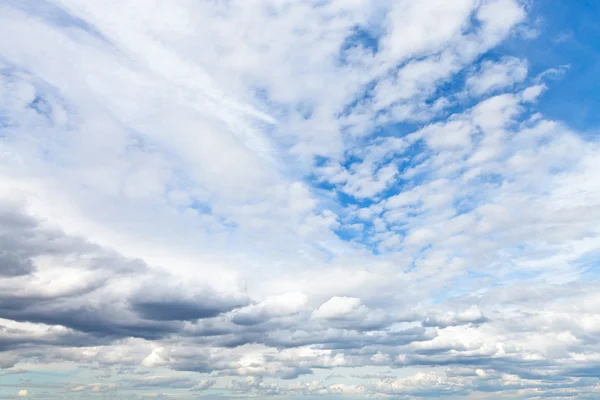 Lage cumuli wolken in de blauwe hemel — Stockfoto