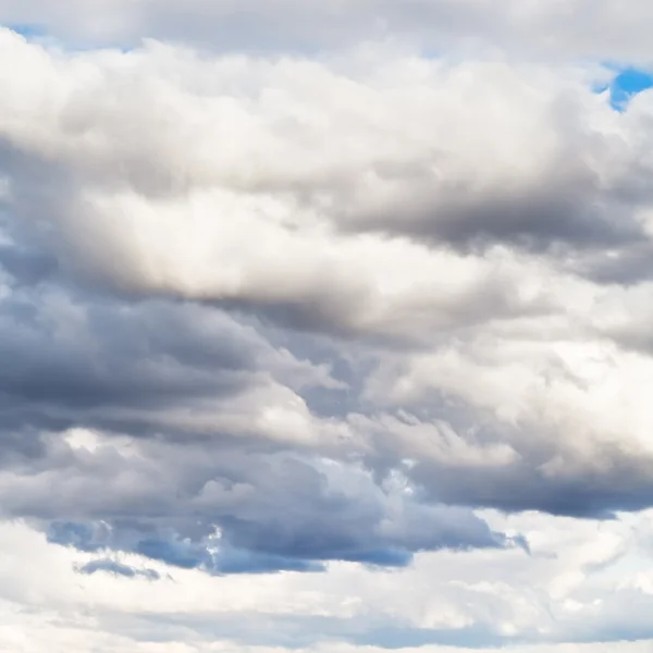 Lagen van grijze wolken in de zomer — Stockfoto