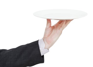 el ile boş beyaz düz tabak