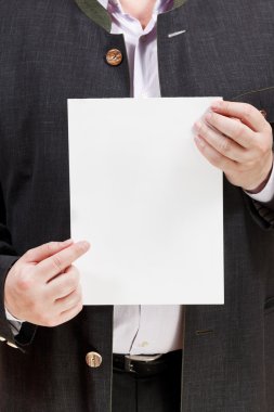 Koç boş yaprak kağıt elinde tutar.