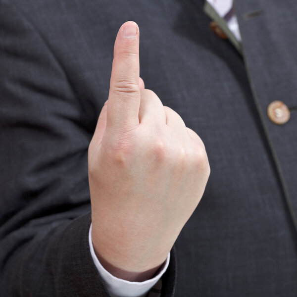 Бизнесмен считает пальцами
