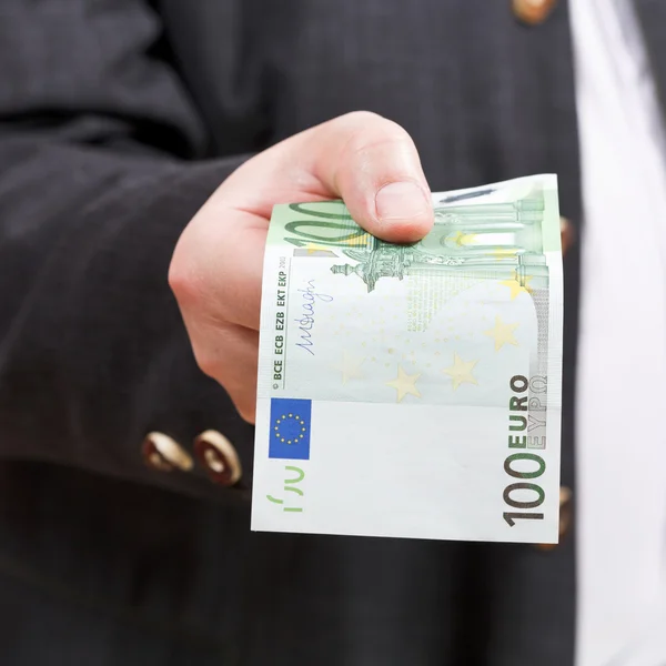 Vista frontal del billete de 100 euros en mano masculina — Foto de Stock