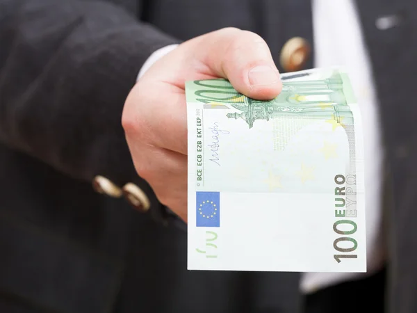 Frontansicht der 100-Euro-Banknote in der Hand aus nächster Nähe — Stockfoto