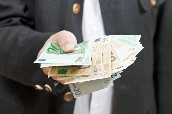 Billetes en euros abanderados en manos de bisnessman — Foto de Stock