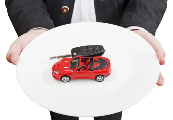 Homme tient plaque blanche avec voiture rouge et clé — Photo