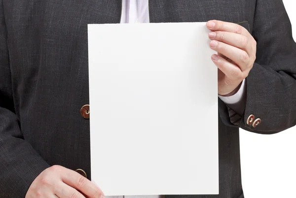 Uomo tiene in mano un foglio di carta bianco — Foto Stock