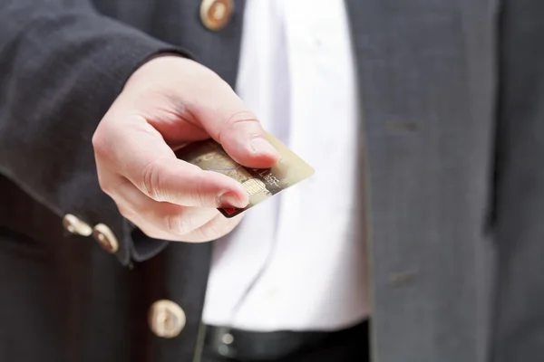 Vista frontal de la tarjeta de crédito en mano masculina —  Fotos de Stock