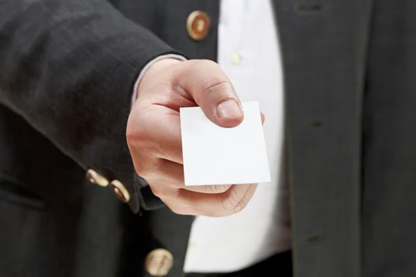 Vista frontal de la tarjeta de visita en la mano del hombre de negocios — Foto de Stock