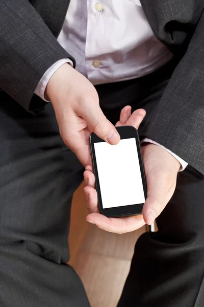 Nad zobrazením smartphone v mužských rukou — Stock fotografie