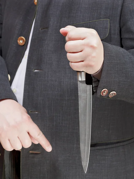 Большой нож в руке бизнесмена — стоковое фото