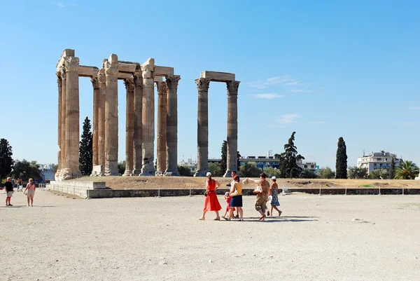 Toeristische vlakbij ruïnes van de tempel van zeus in Athene — Stockfoto