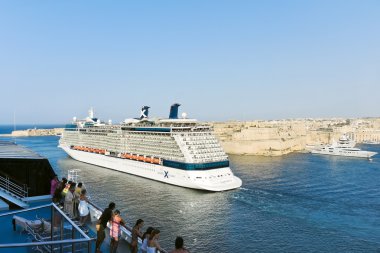 gömlekleri grand Harbour, Valetta limanında cruise