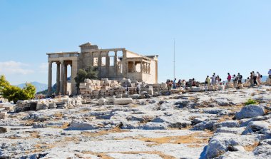 sundurma caryatids, Atina yakınlarında çok sayıda turist