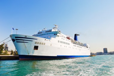 Beyaz cruise liner Atina'da bağlantı noktası