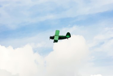 gökyüzünde uçan küçük yeşil agriculturial aircrafte