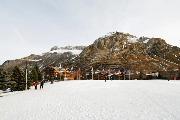 Plac miejski w górskiej miejscowości val d'isere, Francja — Zdjęcie stockowe