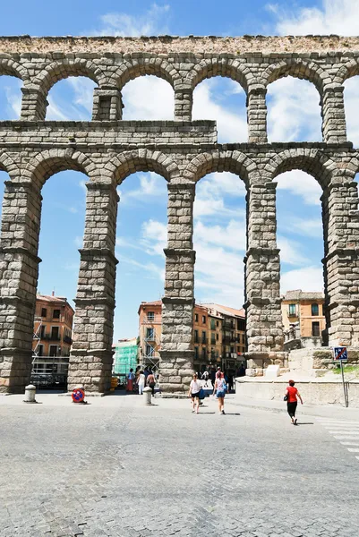 Toeristische in de buurt van aquaduct van segovia, Spanje — Stockfoto