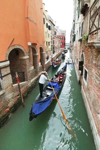 Turistas flutuando em gôndola no canal em Veneza — Fotografia de Stock