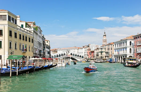 Canal Grande vicino al Ponte di Rialto a Venezia — Foto Stock