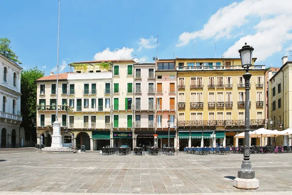 Дома на площади Пьяцца-дей-Синьори в Падуе, Италия — стоковое фото