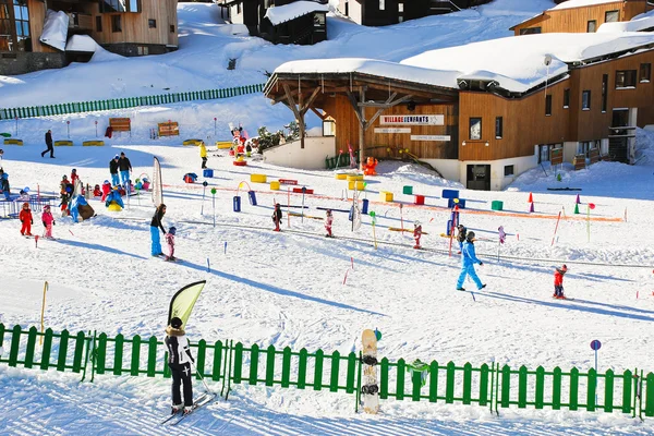 Zona infantil de esqui na cidade de Avoriaz, Alpes, França — Fotografia de Stock