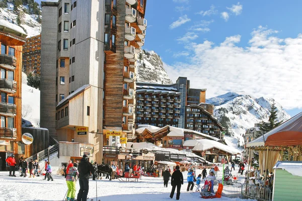 Hoofdstraat in avoriaz stad in Alpen, Frankrijk — Stockfoto