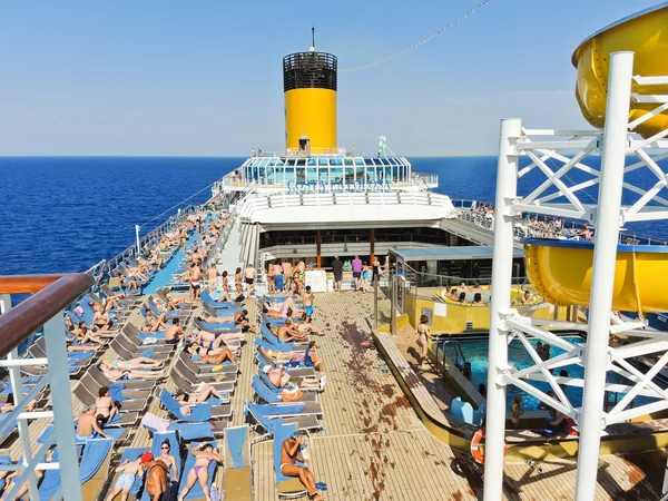 Bains de soleil sur le pont du paquebot de croisière — Photo