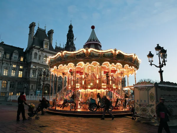 Karusell på plats de hotel de ville i paris — Stockfoto