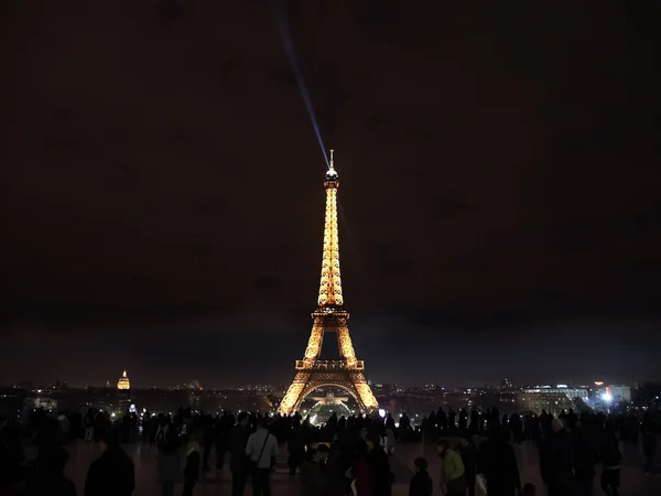 Нічний підсвічуванням Ейфелеву вежу, Париж — стокове фото
