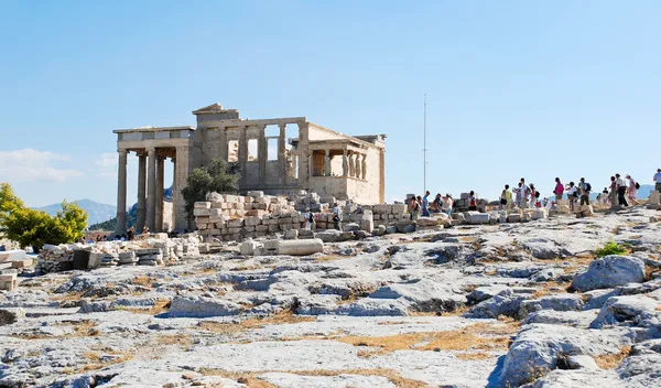 Många turister nära veranda av karyatider, Aten — Stockfoto