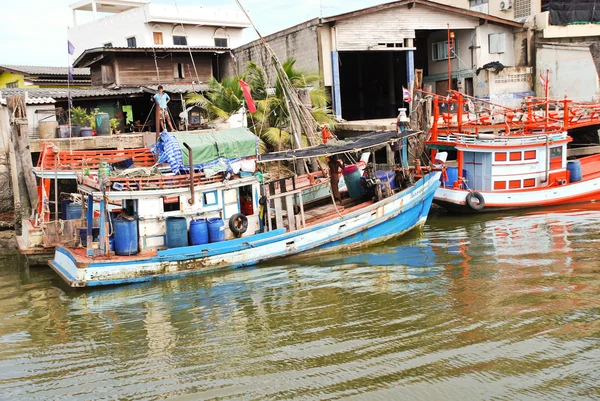 Łodzie na khlong rzeki chao phraya w Bangkoku — Zdjęcie stockowe