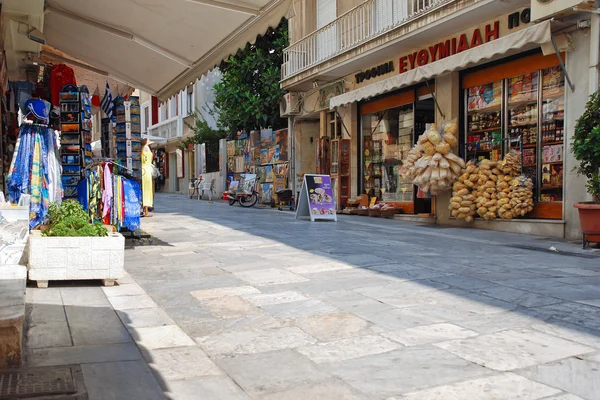 Небольшая торговая улица в Афинах, Греция — стоковое фото