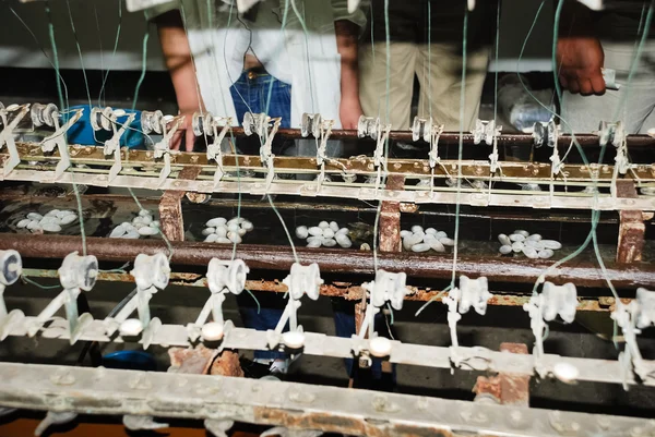 Fabrication de la soie brute de manière traditionnelle — Photo