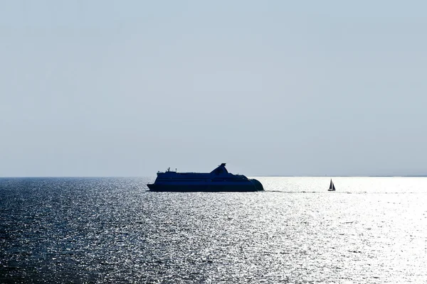 Barco y barco en el Mar Báltico por la noche — Foto de Stock