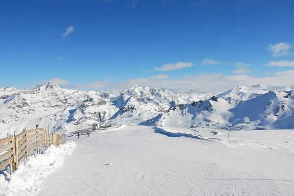 Piste de ski sur piste de neige de montagne dans la région de Paradiski — Photo