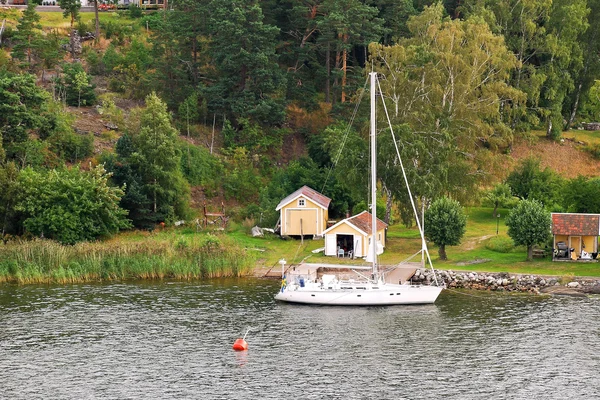 Malé švédské vesnici na moři — Stock fotografie