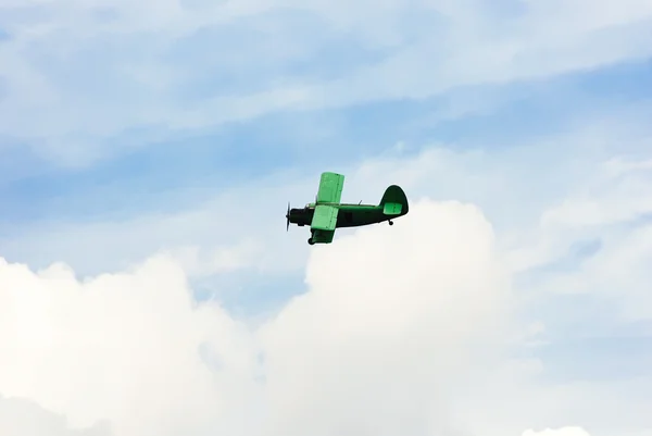 Kleine grüne Landwirtschaftsflugzeuge fliegen in den Himmel — Stockfoto