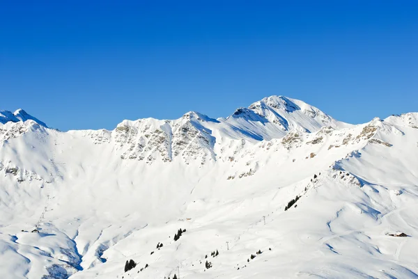 Sjezdové lyžařské tratě v oblasti portes du soleil — Stock fotografie
