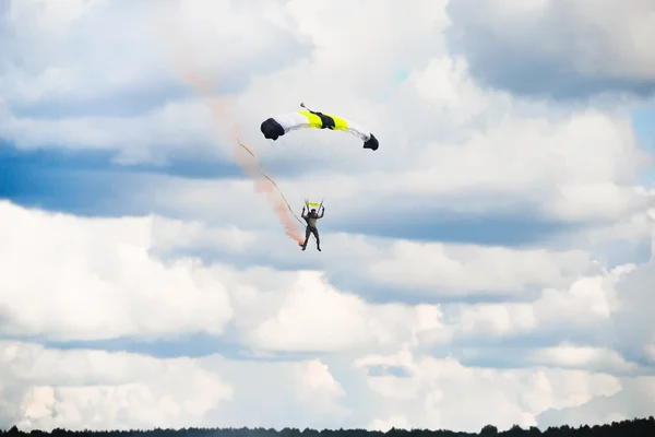 Homme atterrissage après saut en parachute — Photo