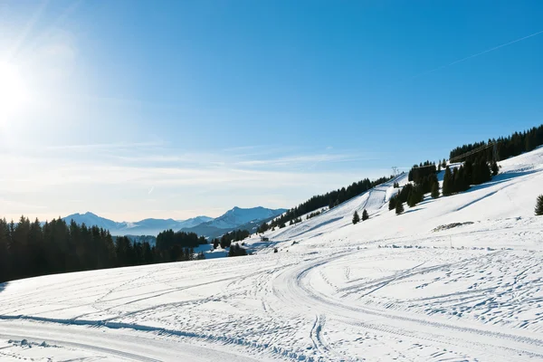 Schnee Straße und Skipiste in der Nähe von Avoriaz Stadt in den Alpen — Stockfoto