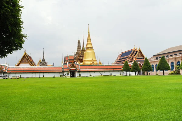 Templet komplex av emerald buddha i bangkok — Stockfoto