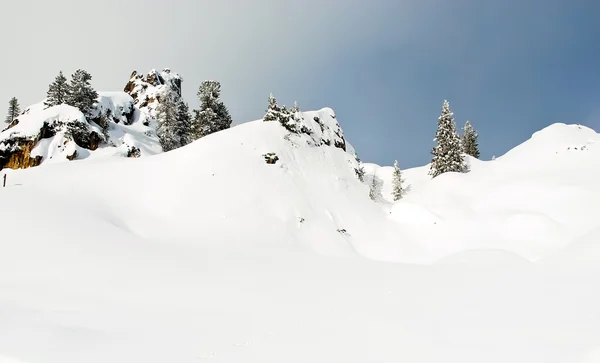 Pendio di montagna innevato nelle Dolomiti — Foto Stock