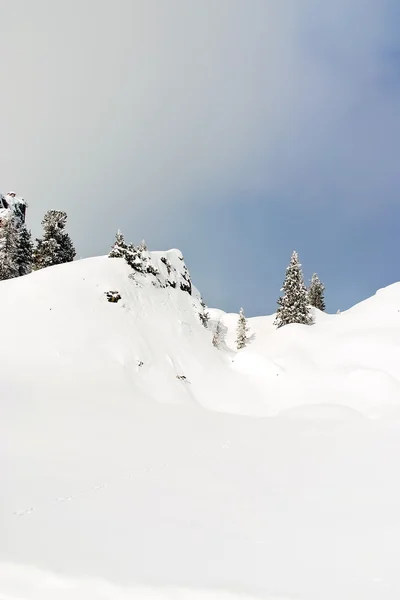 Snow-covered mountain slope in Dolomites, Italy — Stock Photo, Image