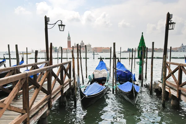Гондолы и вид Сан-Джорджо-Маджоре в Венеции — стоковое фото