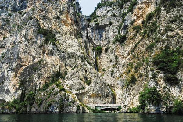 Skalnaté pobřeží jezera Garda, Itálie — Stock fotografie