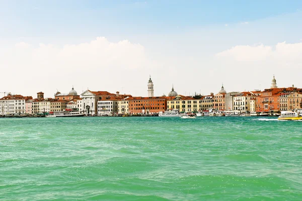 Skyline på Venedig stad från lagunen, — Stockfoto