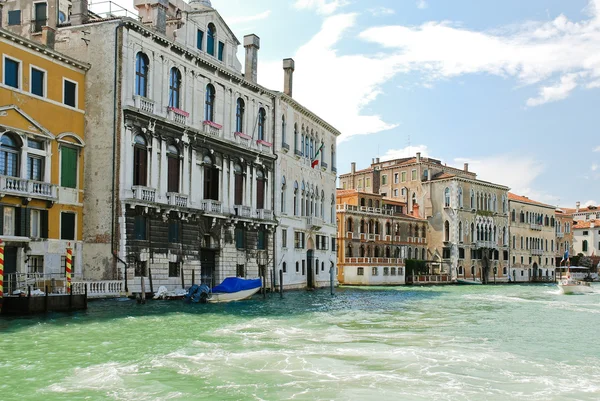 Facciate di edifici lungo il canale veneziano — Foto Stock