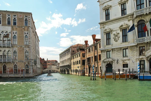 Facciate di case lungo il canale veneziano, Venic — Foto Stock