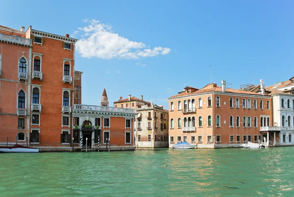 Fasády domů podél grand canal, Benátky — Stock fotografie